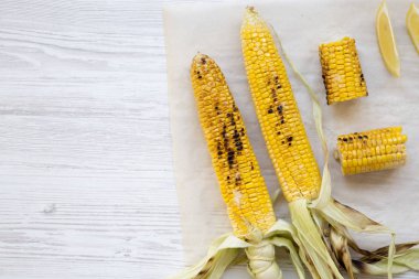 Yukarıdan, üzerinde Mısır ızgara. Yaz yiyecek. Uzay kopyalayın. Üstten görünüm, düz lay, ek yükü.