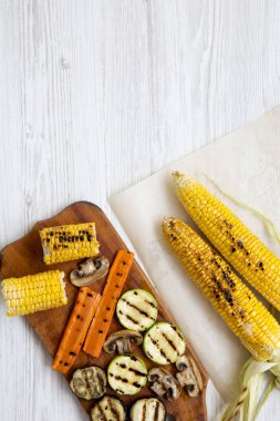 Beyaz ahşap bir masa üstten görünüm ızgara sebze. Yukarıdan, düz, ek yükü yatıyordu. Metin için yer.