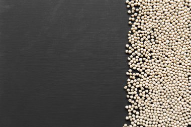 Siyah ahşap zemin, Kuru nohut yukarıdan görüntüleyin. Boşluk ve metin alanı Kopyala.