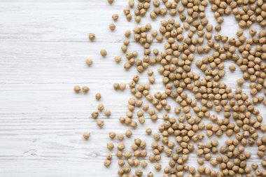 Yukarıdan bir beyaz tahta masada nohut kurumuş. Metin için yer.