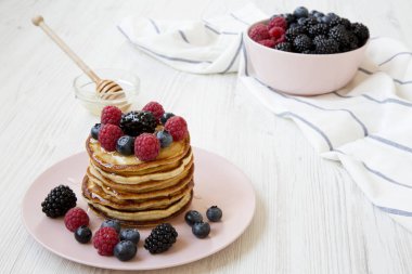 Krep çilek ve ballı, yan görünüm. 