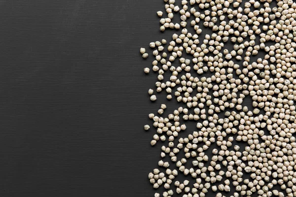 Kuru nohut siyah bir arka plan, üstten görünüm. Boşluk ve metin alanı Kopyala.