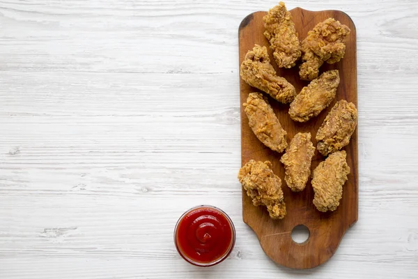 Düz ahşap tahta üzerinde tavuk kanatları Beyaz ahşap yüzey üzerinde sos ile yatıyordu. Kopya alanı.