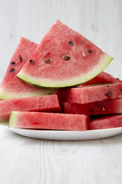 Viele Scheiben Reife Saftige Wassermelone Auf Einem Runden Weißen Teller — Stockfoto