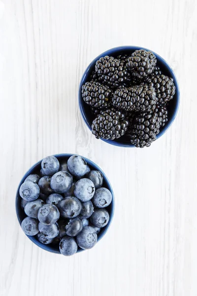 Tam kase çilek Beyaz ahşap bir masa üstten görünüm üzerinde. Yaz meyve. Yukarıdan, tepegöz, düz yatıyordu. 