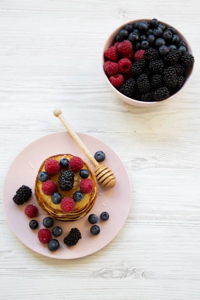 Çilek ve pembe plaka, ek yükü ballı krep. Yukarıdan, ana sayfa görünümü. 