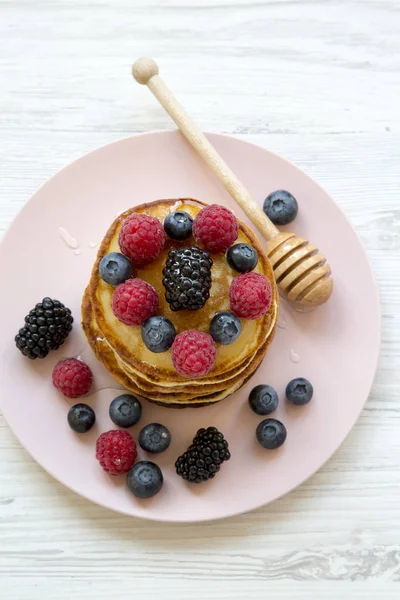 Çilek ve üstten görünüm pembe bir tabakta bal ile lezzetli gözleme. Yakın çekim.