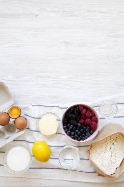 Yemek berry pasta Beyaz ahşap yüzey, en iyi görünüm için malzemeler. Düz yatıyordu. Kopya alanı.