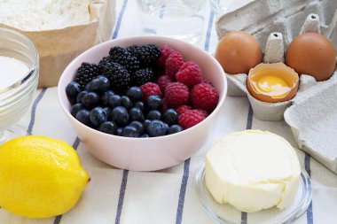 Yemek berry pasta, yan görünüm için ham maddeler. Portre.