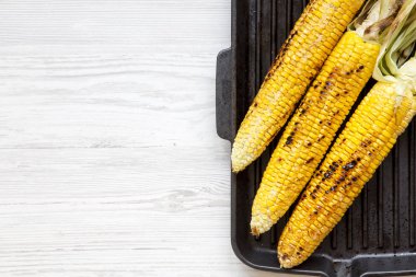 Üstten görünüm üzerinde ızgara bir tavada ızgara Mısır. Yukarıda, ek yükü. Kopya alanı.