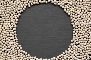 Çerçeve bir siyah ahşap yüzeyde kuru nohut yukarıdan görüntülemek. Düz yatıyordu, ek yükü.