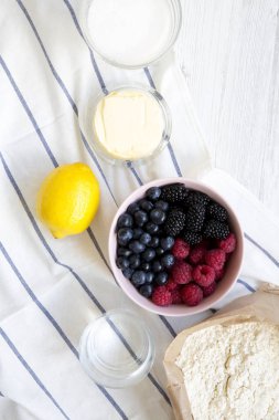 Yemek berry pasta, en iyi görünüm için ham maddeler. Yukarıda, ek yükü.