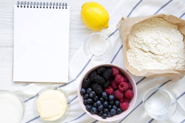 Yemek berry pasta ile boş not etmek, en iyi görünüm için ham maddeler. Yukarıdan, tepegöz, düz yatıyordu.