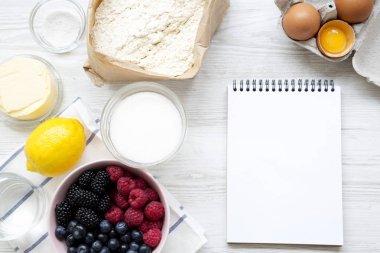 Ham maddeler: çilek, yumurta, limon, un, şeker, tuz, su yemek berry pasta ile boş not etmek, en iyi görünüm için. Yukarıdan, tepegöz, düz yatıyordu. Metin için yer.