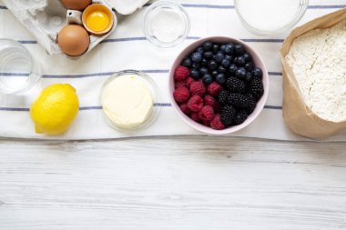 Ham maddeler: çilek, limon, yumurta, un, şeker, tuz, su yemek berry pasta, yukarıdan görünüm için. Tepegöz, yat. Kopya alanı.