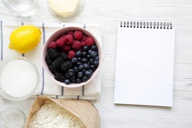 Ham maddeler: çilek, limon, un, şeker, tuz, berry pie boş defter, üstten görünüm ile yemek pişirmek için su. Yukarıdan, tepegöz, düz yatıyordu. 