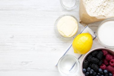 Ham maddeler: çilek, limon, un, şeker, tuz, su yemek berry pasta, en iyi görünüm için. Yukarıdan, tepegöz, düz yatıyordu. Kopya alanı.