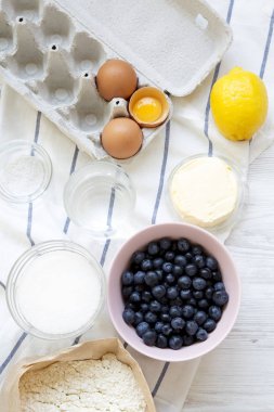 Yemek yaban mersinli pasta, yukarıdan görünüm için ham maddeler. Tepegöz, üstten görünüm.