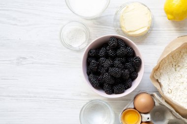 Böğürtlen pasta kopya alanı ile yemek pişirmek için ham maddeler. Tepegöz, üstten görünüm.