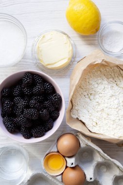 Böğürtlen pasta yemek için ham maddeler. Tepegöz, üstten görünüm.