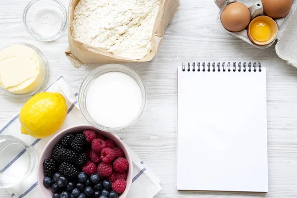 Ham maddeler: çilek, yumurta, limon, un, şeker, tuz, su yemek berry pasta ile boş not etmek, en iyi görünüm için. Yukarıdan, tepegöz, düz yatıyordu. Metin için yer.