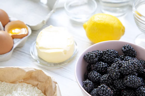 Yemek böğürtlen pasta, closeup için ham maddeler. Yan görünüm.