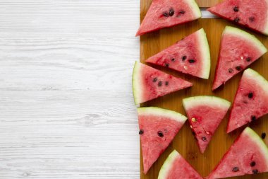 Kıyılmış karpuz Bambu tahta bir beyaz tahta yüzeyi, üstten görünüm üzerinde. Düz lay, ek yükü. Kopya alanı.