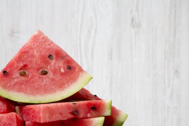 Doğranmış sulu karpuz ile kopya alanı, yakın çekim. Beyaz ahşap arka plan. Yan görünüm. 