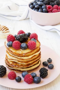 Krep çilek ve yan görünüm pembe bir tabakta bal ile. Portre.