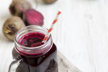 Cam kavanoz kupa pancar güler yüzlü, yan görünümü ile dolu. Portre. Kopya alanı.