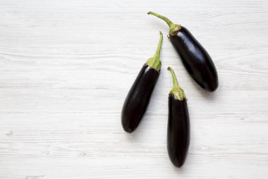 Kopya alanı, üstten görünüm ile taze çiğ patlıcan. Tepegöz, yukarıdan lay, düz.