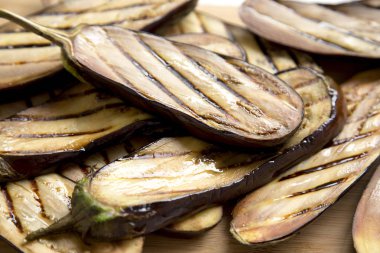 Bambu tahta, closeup üzerinde ızgara patlıcan. Yan görünüm.