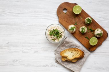 Mantar ve tavuk püresi kireç ve tost, üstten görünüm. Uzay kopyalayın. Yukarıdan, ek yükü yat.