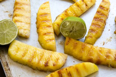 Tepsi, closeup limonlu ızgara ananas.