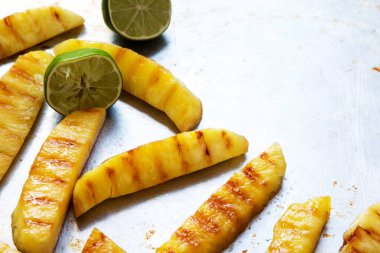 Tepsi, limonlu ızgara ananas kapatın. Kopya alanı.