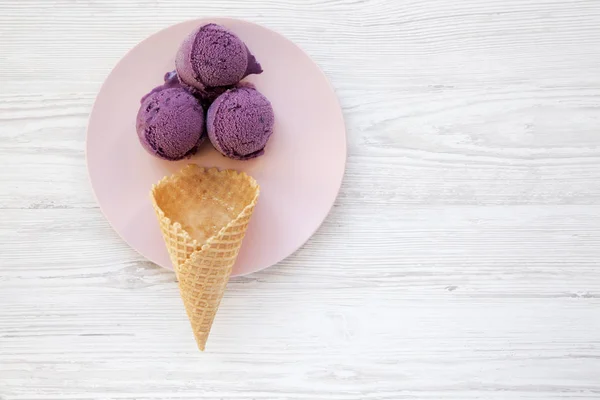 위에서 블루베리 아이스크림 접시에 아이스크림 표면입니다 — 스톡 사진