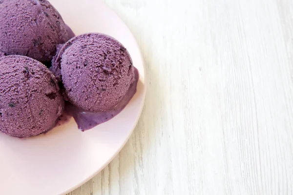 보기에 분홍색 접시에 블루베리 아이스크림 촬영입니다 — 스톡 사진