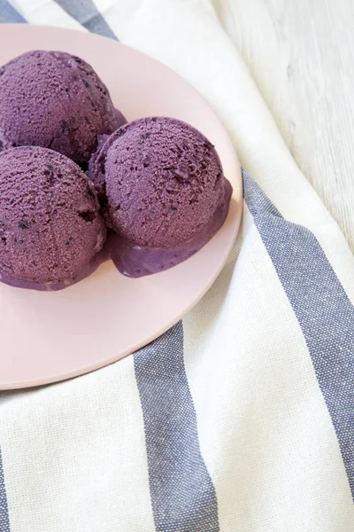 Bolas Helado Arándano Plato Rosa Servilleta Rayada Sobre Fondo Madera — Foto de Stock