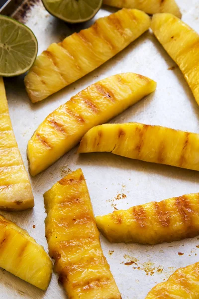 Izgara ananas tepsi, kireç ile yakın çekim.