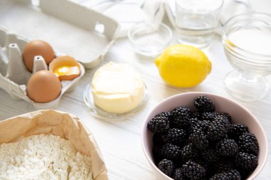 Yemek böğürtlen pasta, yan görünüm için ham maddeler. Portre. Seçici odak.