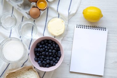 Yukarıdan görünüm, böğürtlenli turta boş defter ile yemek pişirmek için ham maddeler. Genel gider, en iyi görünüm, düz yatıyordu. Kopya alanı.