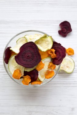 Tam kase sebze fiş üstten görünüm beyaz tahta masada. Yukarıda, ek yükü. Portre.