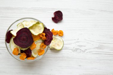 Tam kase sebze fiş beyaz ahşap zemin üzerinde. Genel gider, düz-lay, en iyi görünüm. Portre. Metin için yer.