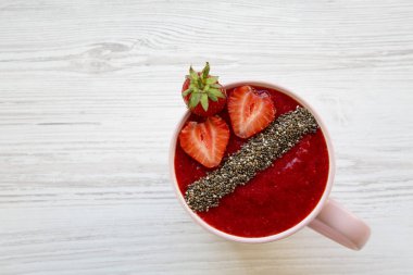 Chia tohum pembe Kupası, üstten görünüm ile çilek güler yüzlü. Portre. Düz, tepegöz, yukarıdan yatıyordu. Kopya alanı.