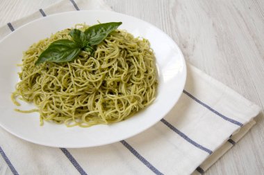 Pesto soslu makarna spagetti tabak 