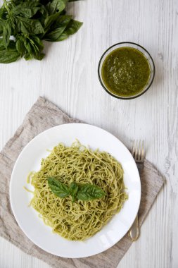 Üstten görünüm pesto soslu makarna spagetti tabak. Üstten, yukarıdaki.