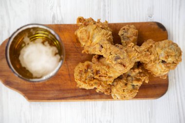 Kızarmış tavuk sopaları ile bira, yukarıda. Seçici odak. Üstten görünüm, ek yükü.