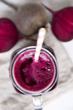 Cam kavanoz pancar güler yüzlü, üstten görünüm. Yukarıdan, tepegöz, düz yatıyordu. Portre.