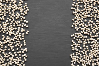 Kuru nohut siyah ahşap zemin, üstten görünüm. Kopya alanı.