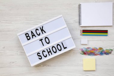 Lightbox, Beyaz ahşap arka plan, havai görünümü üzerinde çalışma için aksesuarlar 'okula geri' haber. Üstten görünüm, düz yatıyordu, yukarıdan.